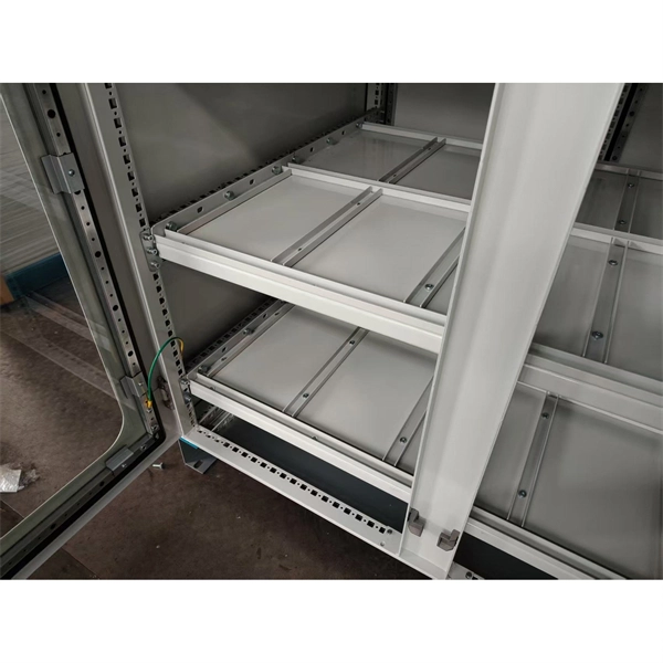 Several ways to open the door of the distribution box